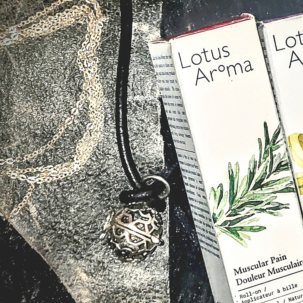 Essential oils &Necklace Diffuser with leather Necklace & silver color Necklace